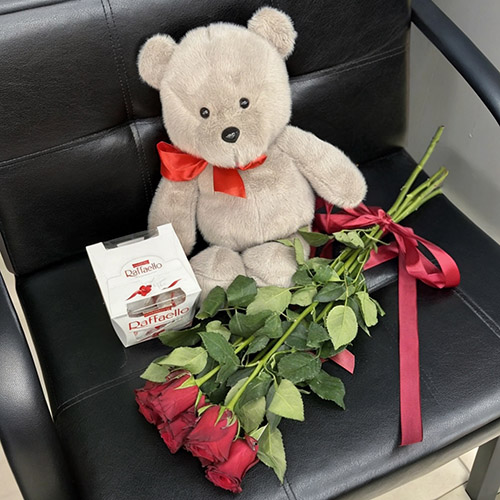 розы, конфеты и мишка фото подарка