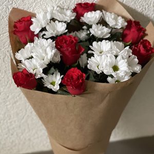 розы и белые хризантемы в Днепре фото