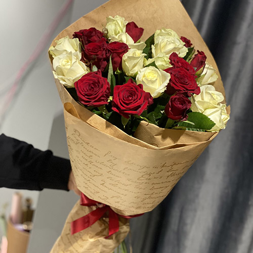 21 роза красная и белая в Днепре фото