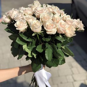 33 кремовые розы в Днепре фото