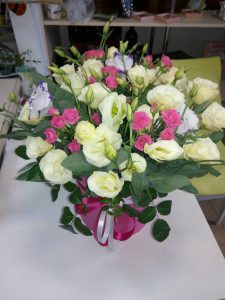 букет эустом и кустовых роз в коробке Днепр фото