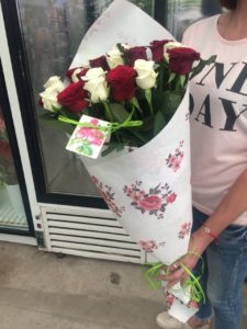 Букет 21 роза "Соблазн" букет из 21 красной и белой розы в Днепре фото