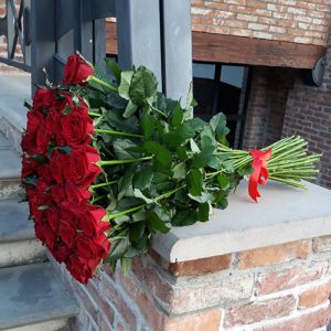 33 красные розы в Днепре фото