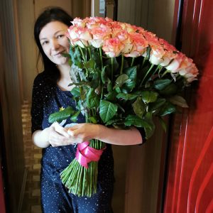 букет бело-розовых роз 101 цветок фото