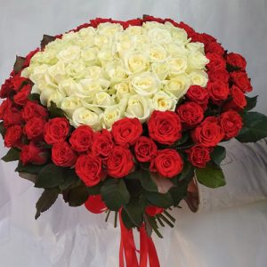 букет из 101 розы в форме сердца красные и белые розы Днепр фото