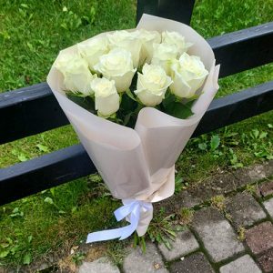 букет из 11 белых роз в Днепре фото