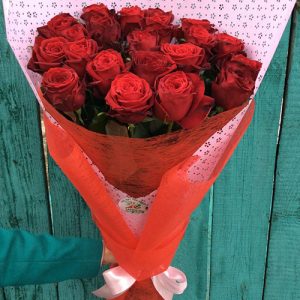 букет красных роз 21 штука в Днепре фото