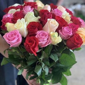 микс букет из 51 розы в Днепре фото