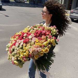 Огромный букет из 201 кустовой розы в Днепре фото