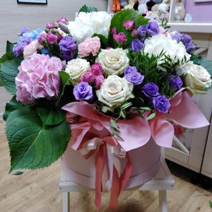 большая и яркая коробка цветов с бантиком для любимой в Днепре фото