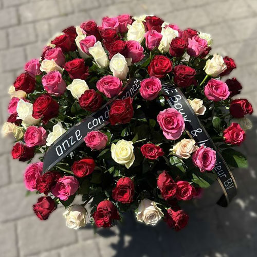 фото похоронного букета в корзине 100 роз