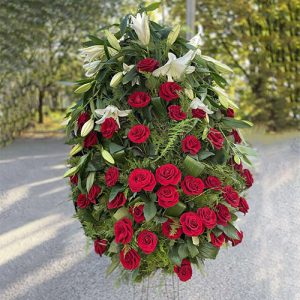 венок на похороны розы и лилии