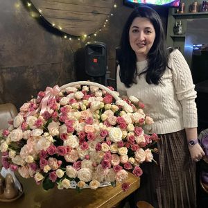 фото товара 101 кустовая роза в корзине в Днепре