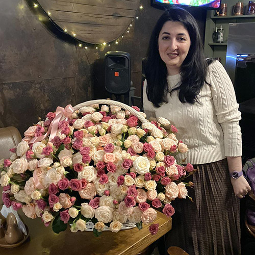 живе фото товару "101 кустовая роза  в корзине"