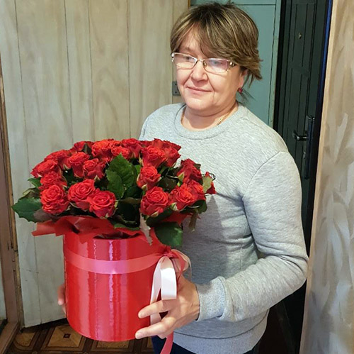 живе фото товару "33 розы в шляпной коробке"