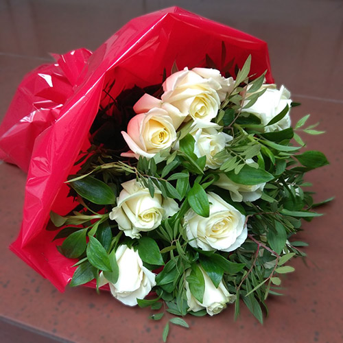 букет білих троянд із зеленню у Дніпрі фото букета білих троянд із зеленню